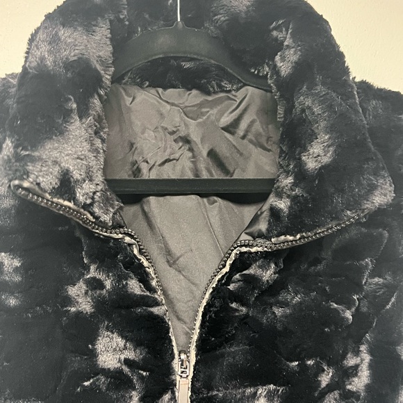 Faux Fur black Vest - Picture 3 of 4